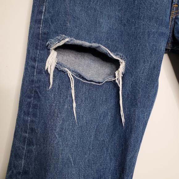 VINTAGE LEVI'S 501 Classic Ripped Denim Blue Button Fly Jeans Size 34 x 30 - Picture 5 of 12